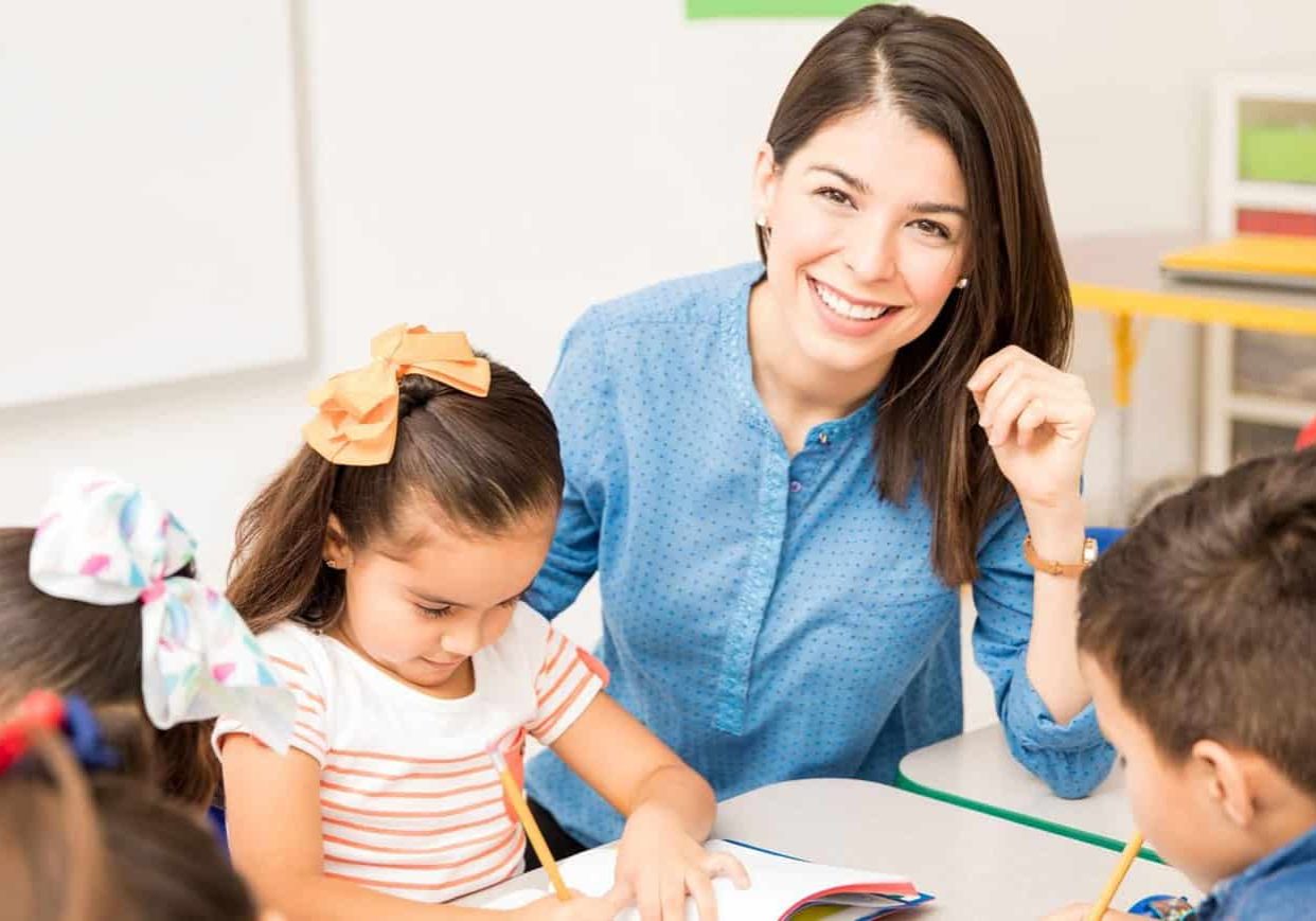 portrait-gorgeous-hispanic-preschool-teacher-teaching-her-students-classroom